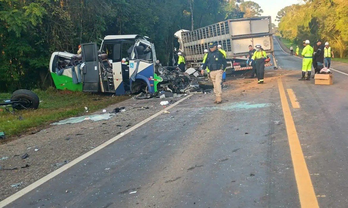 PRF investiga acidente com 23 mortos na BR-373