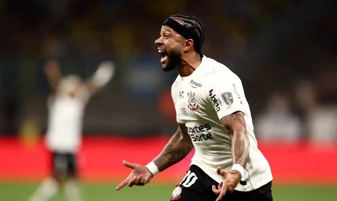 Corinthians supera expulsão e avança na Libertadores