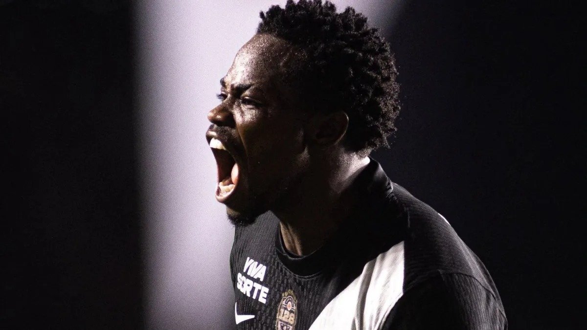 Cauan Barros é expulso contra o Vitória