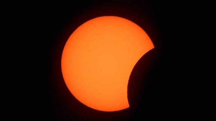 Eclipse solar total é visto na Islândia e segue para a Espanha