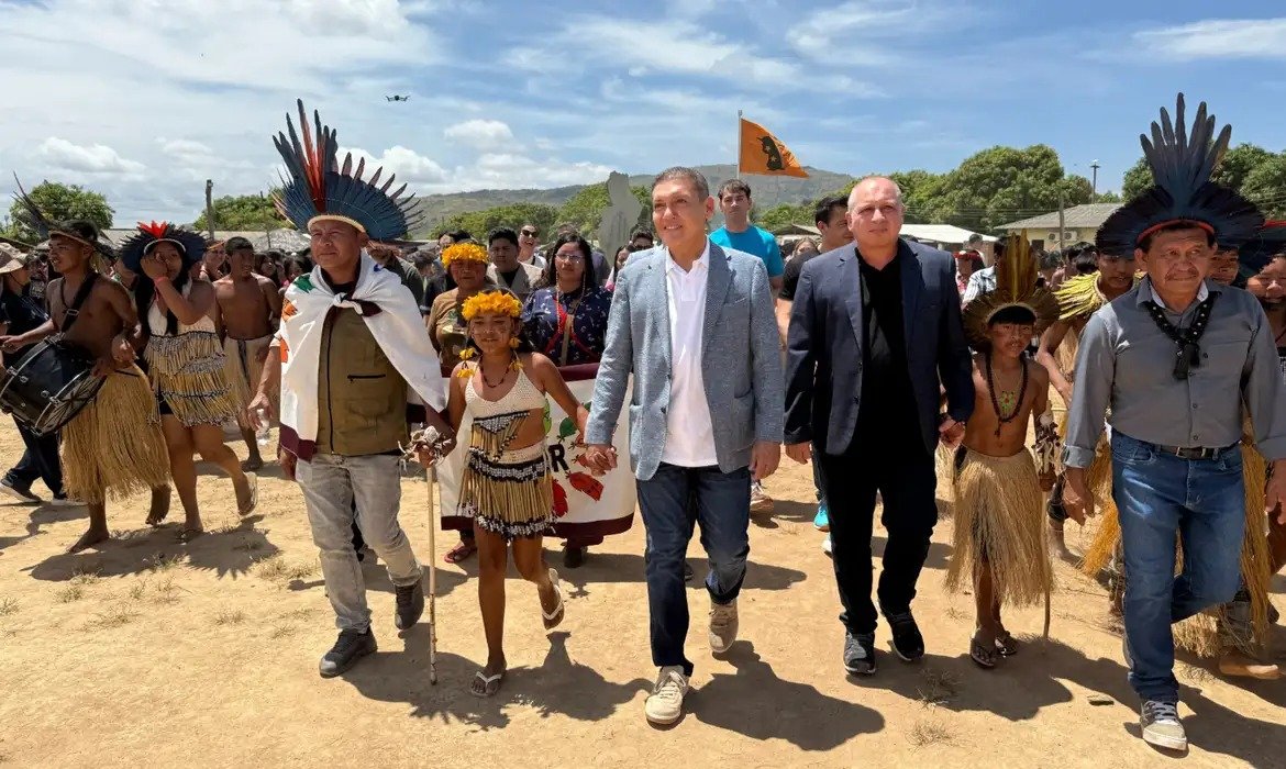 TRE-RR entrega computadores para comunidade indígena Maturuca em Roraima