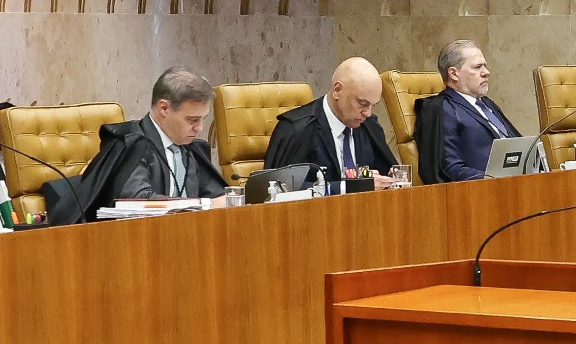 Mendonça entrega defesa e faz acusações contra Moraes
