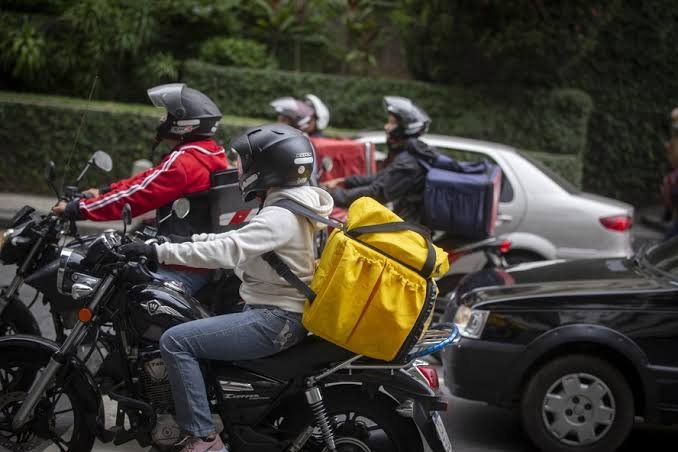 Motoristas e entregadores lideram trabalho por aplicativo no Brasil